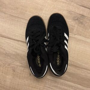Barely woren adidas skater shoes